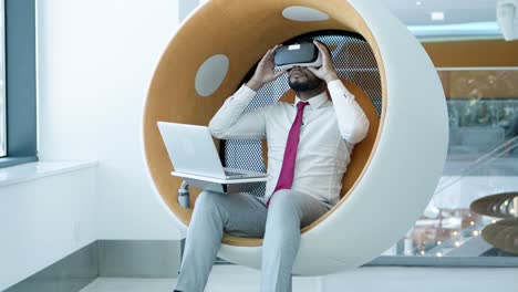 Junger-Geschäftsmann-Im-VR-Headset